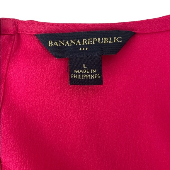 BANANA REPUBLIC SLEEVELESS BLOUSE. FUCHSIA. RUFFLES.GOLD BUTTON DETAIL. Size L - Picture 15 of 16